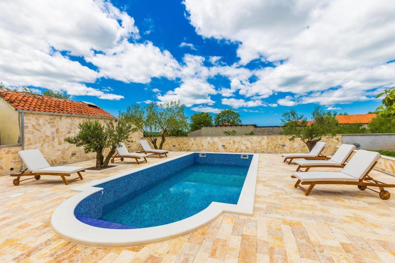 Villa Tina With Swimming Pool, Tennis Court, Games Room, Sauna, Gym, Bbq Policnik Kültér fotó