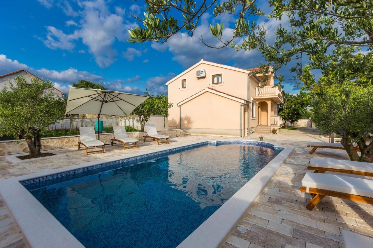 Villa Tina With Swimming Pool, Tennis Court, Games Room, Sauna, Gym, Bbq Policnik Kültér fotó