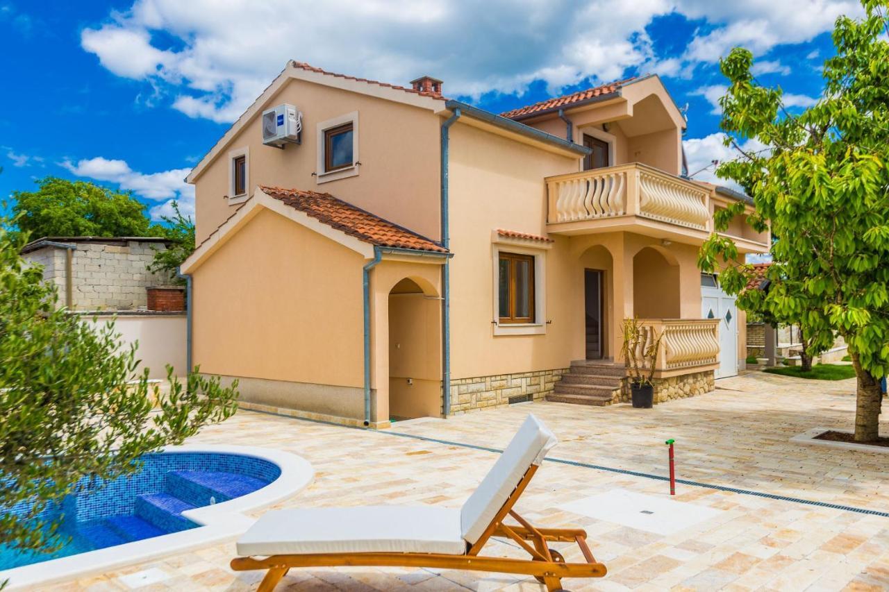 Villa Tina With Swimming Pool, Tennis Court, Games Room, Sauna, Gym, Bbq Policnik Kültér fotó