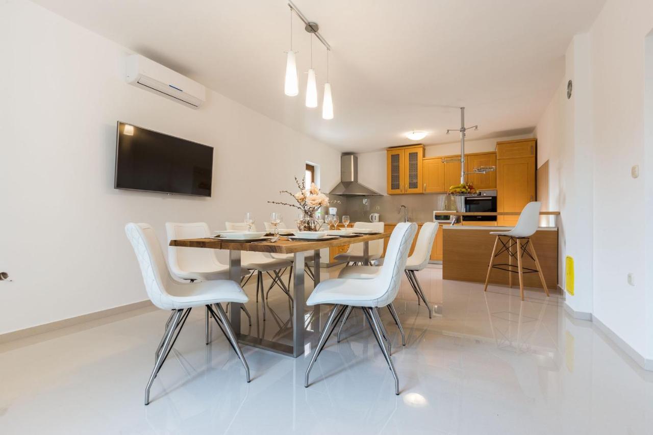 Villa Tina With Swimming Pool, Tennis Court, Games Room, Sauna, Gym, Bbq Policnik Kültér fotó