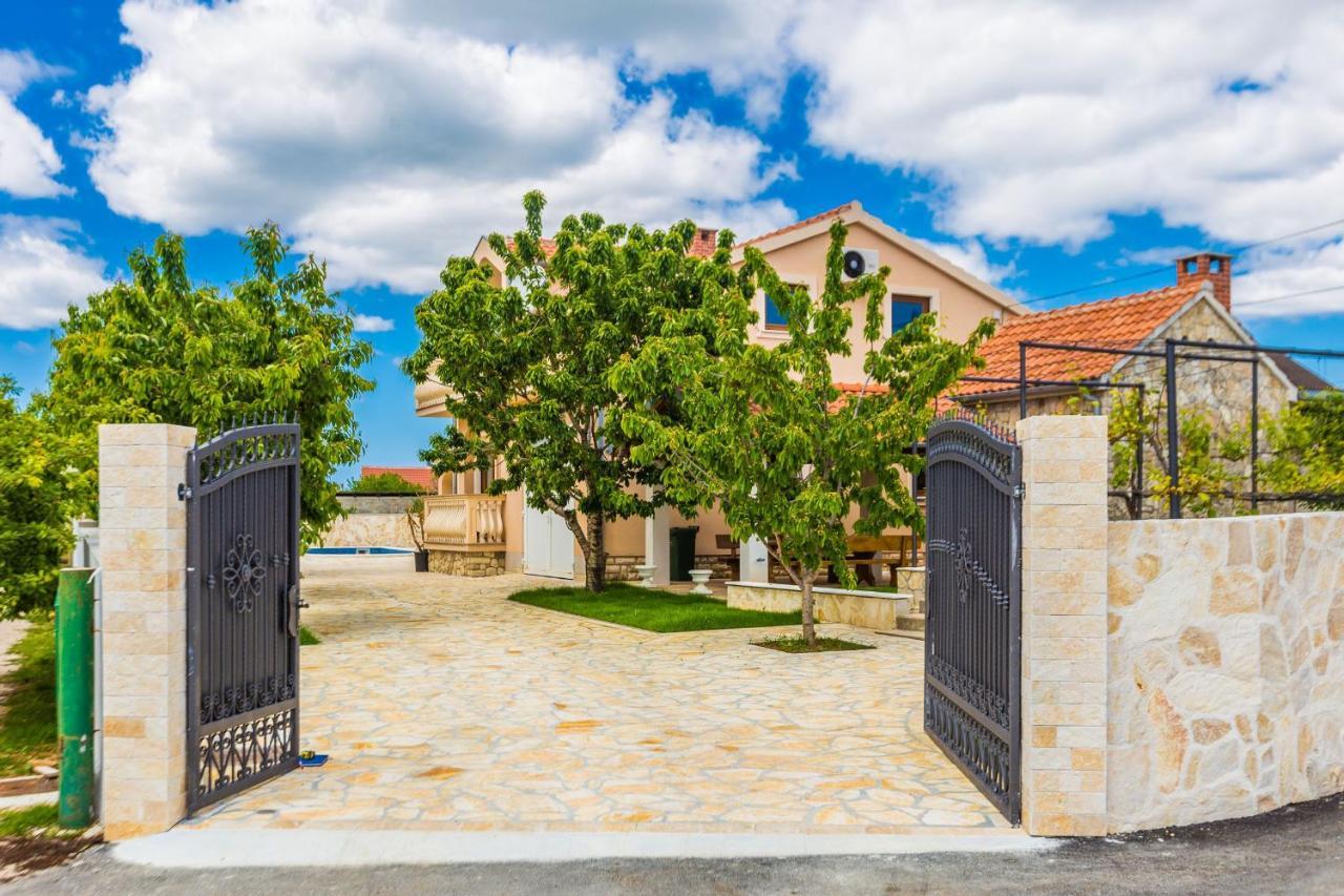 Villa Tina With Swimming Pool, Tennis Court, Games Room, Sauna, Gym, Bbq Policnik Kültér fotó