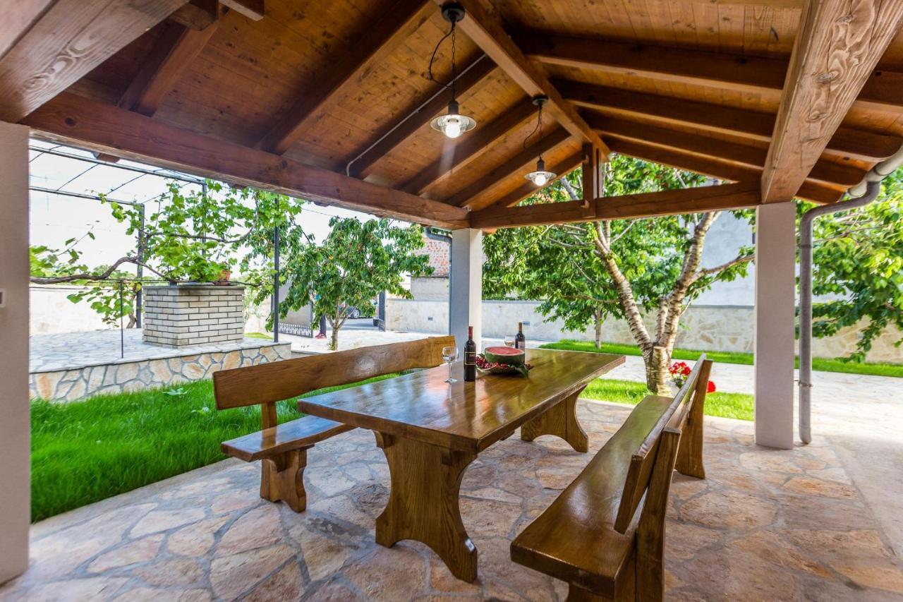 Villa Tina With Swimming Pool, Tennis Court, Games Room, Sauna, Gym, Bbq Policnik Kültér fotó
