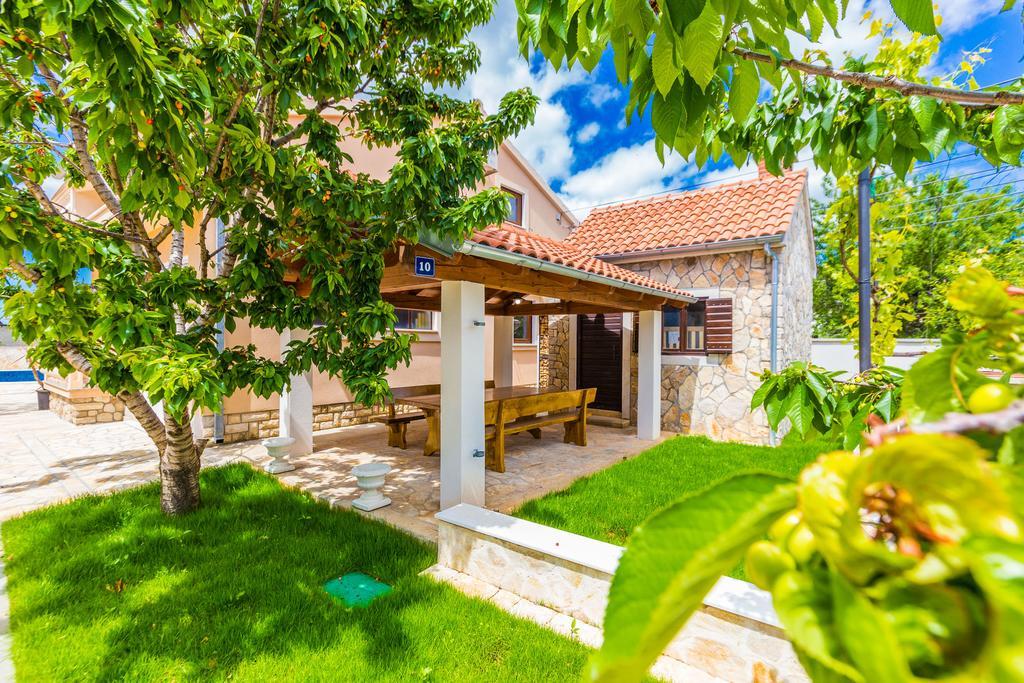 Villa Tina With Swimming Pool, Tennis Court, Games Room, Sauna, Gym, Bbq Policnik Kültér fotó