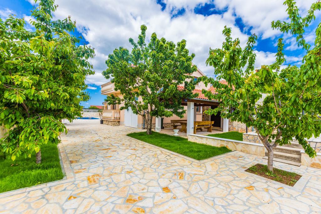 Villa Tina With Swimming Pool, Tennis Court, Games Room, Sauna, Gym, Bbq Policnik Kültér fotó