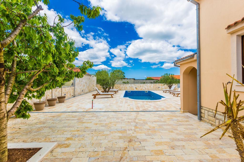 Villa Tina With Swimming Pool, Tennis Court, Games Room, Sauna, Gym, Bbq Policnik Kültér fotó
