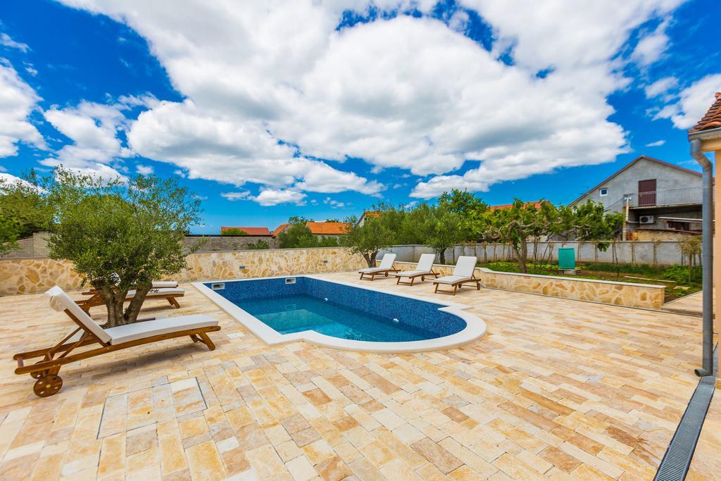 Villa Tina With Swimming Pool, Tennis Court, Games Room, Sauna, Gym, Bbq Policnik Kültér fotó