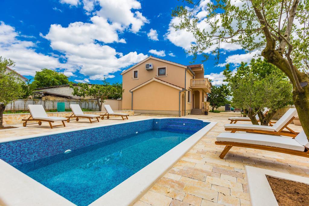 Villa Tina With Swimming Pool, Tennis Court, Games Room, Sauna, Gym, Bbq Policnik Kültér fotó
