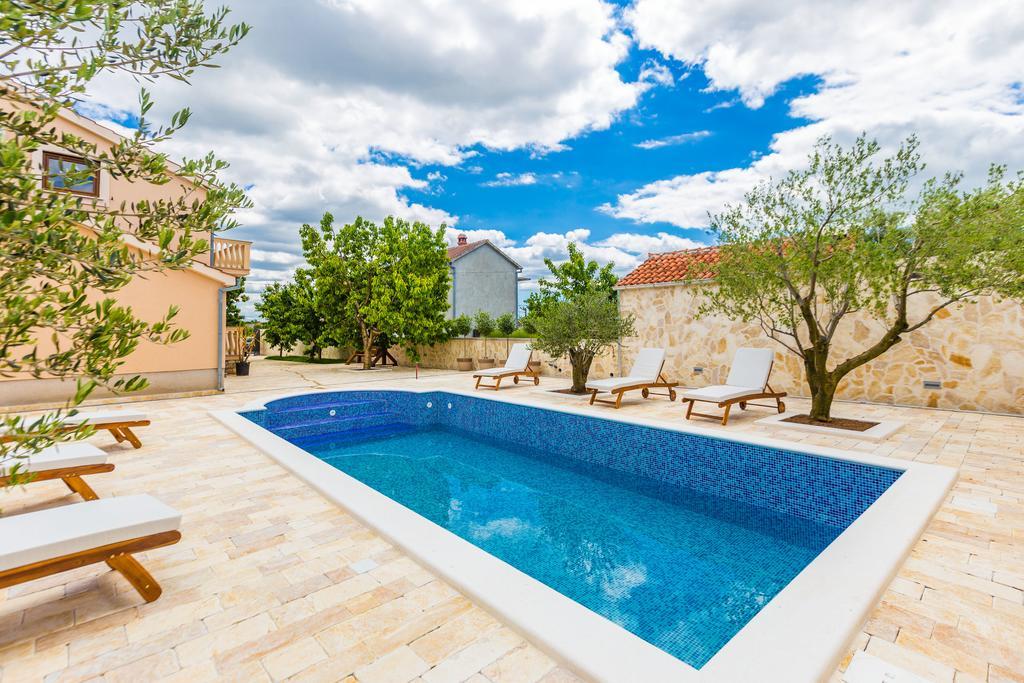Villa Tina With Swimming Pool, Tennis Court, Games Room, Sauna, Gym, Bbq Policnik Kültér fotó