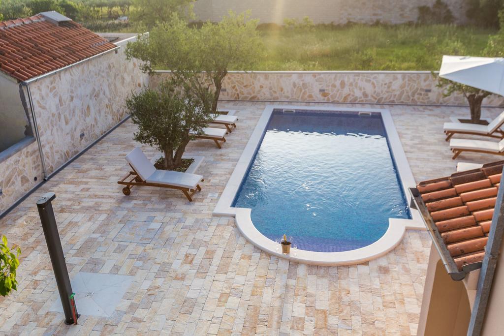 Villa Tina With Swimming Pool, Tennis Court, Games Room, Sauna, Gym, Bbq Policnik Kültér fotó