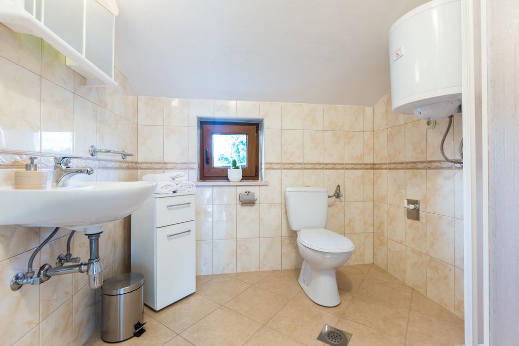 Villa Tina With Swimming Pool, Tennis Court, Games Room, Sauna, Gym, Bbq Policnik Kültér fotó
