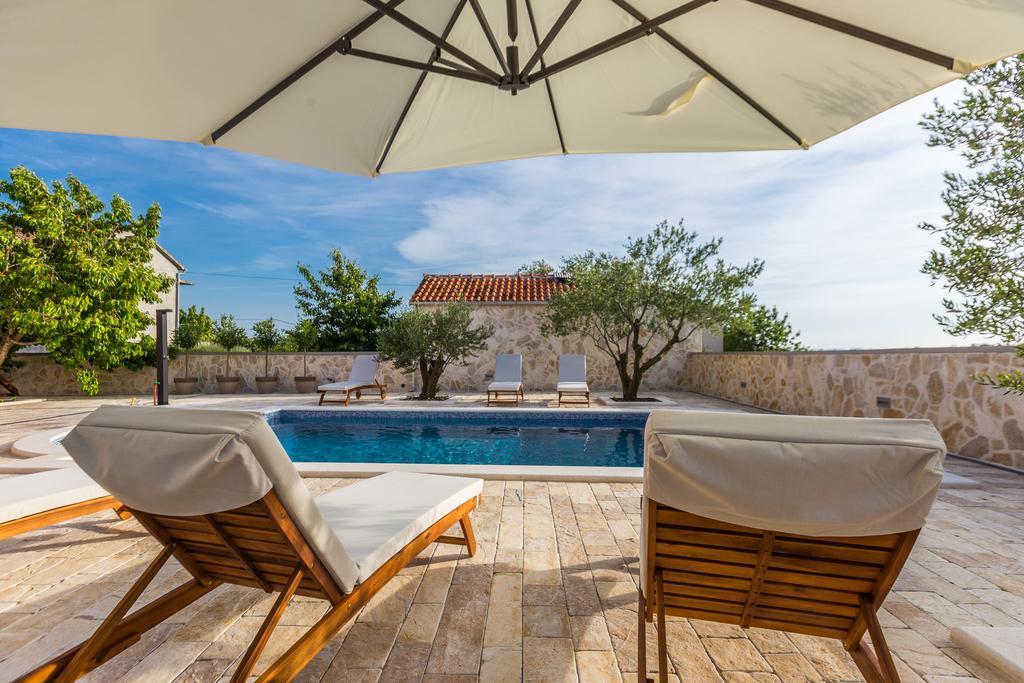 Villa Tina With Swimming Pool, Tennis Court, Games Room, Sauna, Gym, Bbq Policnik Kültér fotó