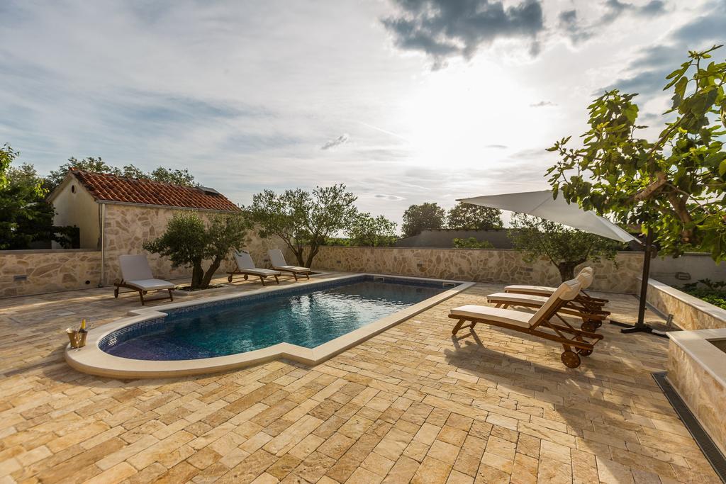 Villa Tina With Swimming Pool, Tennis Court, Games Room, Sauna, Gym, Bbq Policnik Kültér fotó