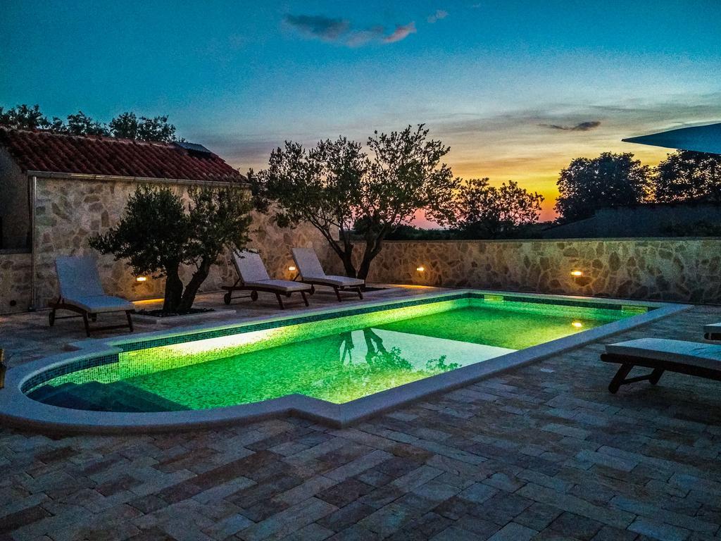 Villa Tina With Swimming Pool, Tennis Court, Games Room, Sauna, Gym, Bbq Policnik Kültér fotó