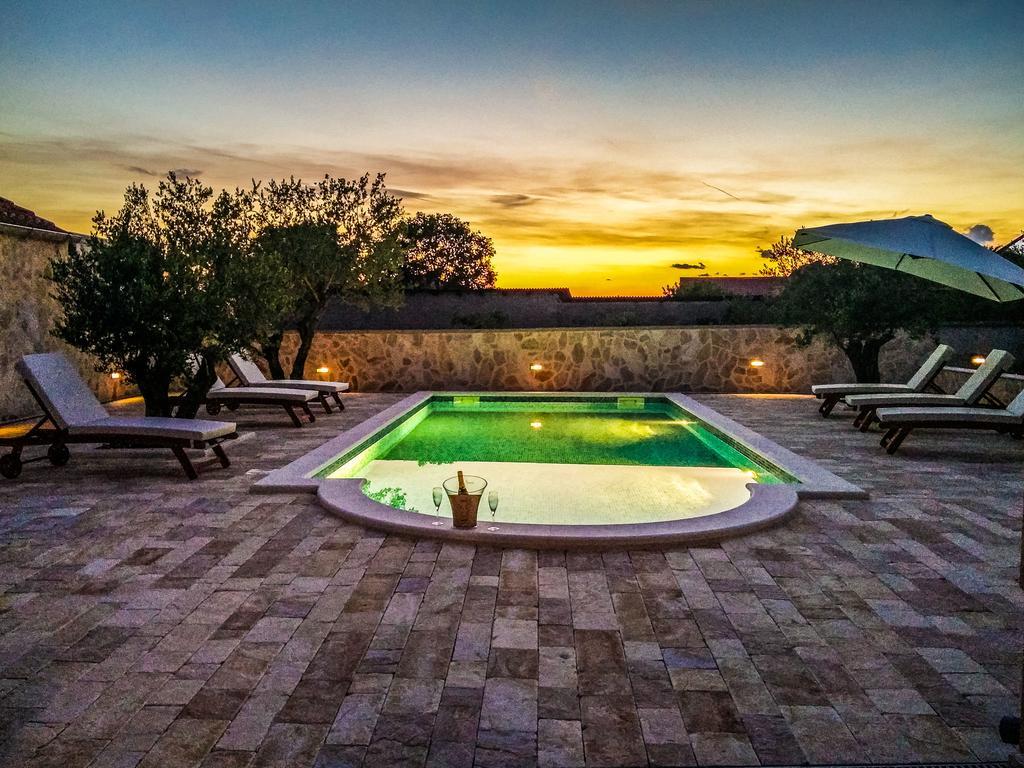 Villa Tina With Swimming Pool, Tennis Court, Games Room, Sauna, Gym, Bbq Policnik Kültér fotó