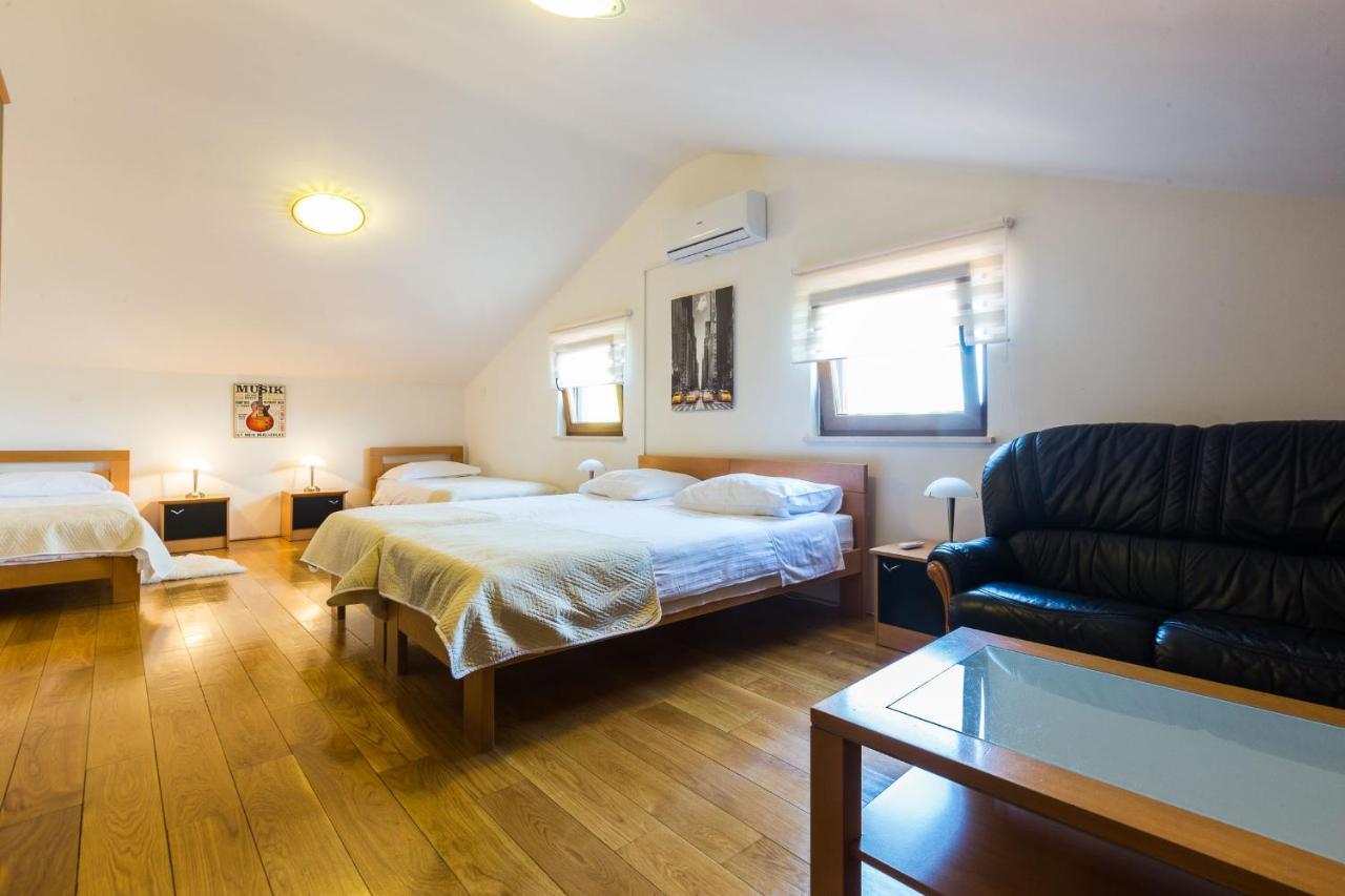 Villa Tina With Swimming Pool, Tennis Court, Games Room, Sauna, Gym, Bbq Policnik Kültér fotó