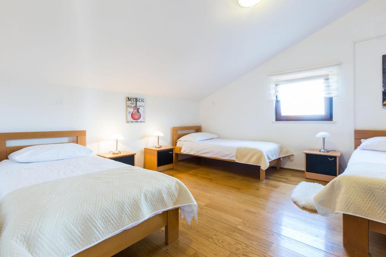 Villa Tina With Swimming Pool, Tennis Court, Games Room, Sauna, Gym, Bbq Policnik Kültér fotó